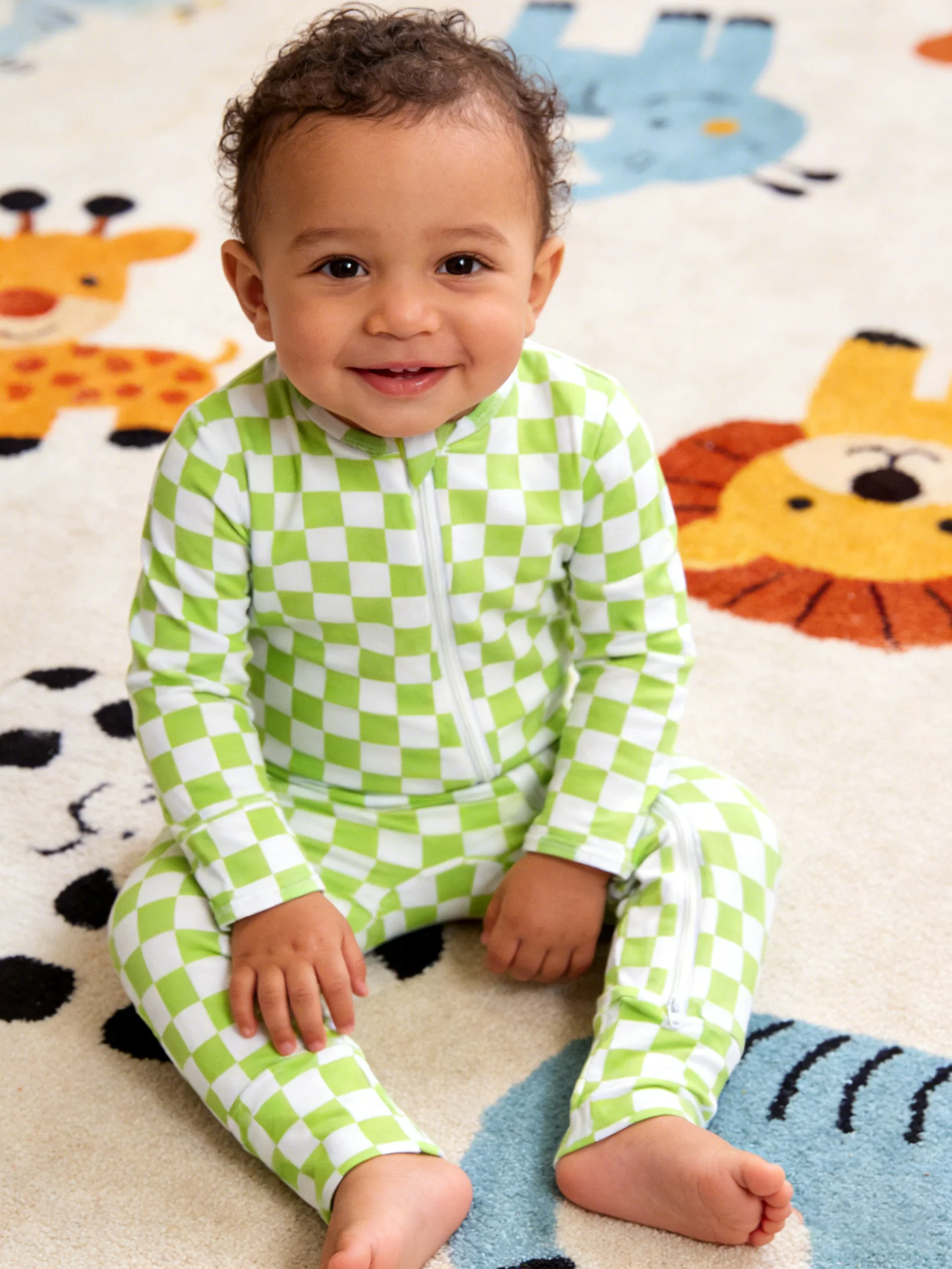 Infant bamboo fibre printed romper suit with zip fastening, suitable for babies aged 0-24 months, suitable for outdoor wear.