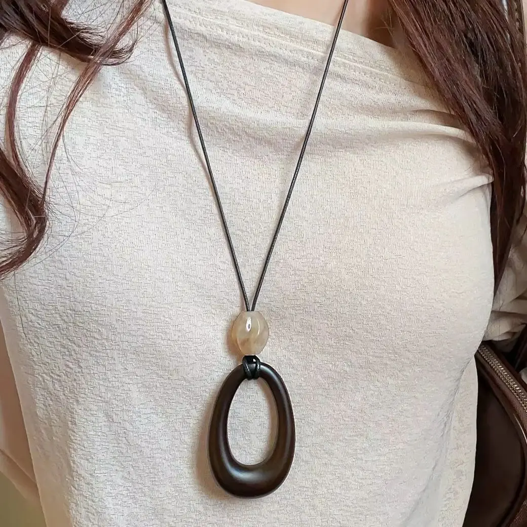 Long Sweater Chain Hollow Oval Pendant Necklace for Women New Chinese Style Simple Vintage Fashion Brown Wooden Jewelry Gifts