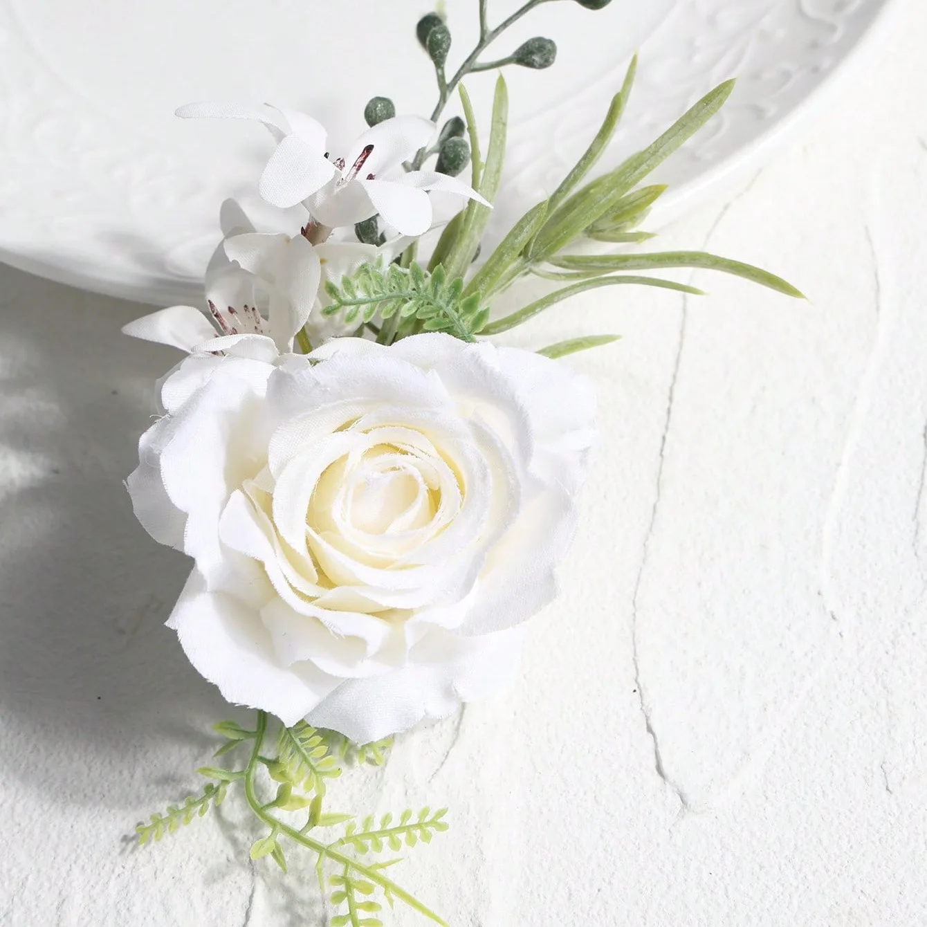 Rose Allen blanche avec petites fleurs blanches, baies vertes, beaux seins, adaptée aux mariages de mariée et de marié