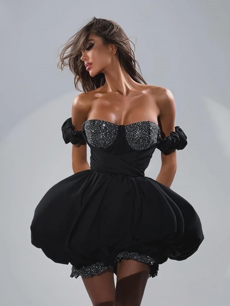 Mini robe noire dos nu pour femmes, épaules dénudées, avec détails de paillettes et perceuse sur la poitrine, robe de bal élégante et glamour pour soirée