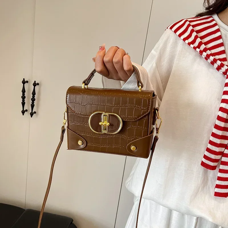 Bolso cuadrado pequeño con textura de cocodrilo de moda 2025, bolso de viaje/diario para mujer, estilo versátil de hombro/mensajero