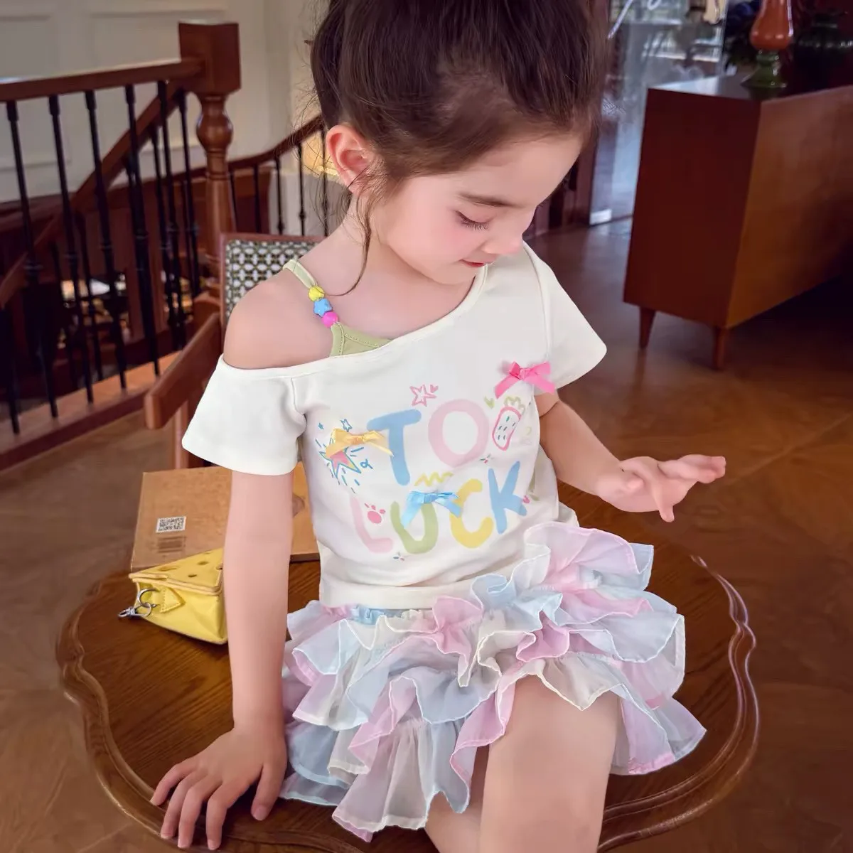 

Летний комплект для девочек: модная детская футболка с коротким рукавом и стильная юбка-кейк, стильный двухкомпонентный набор.