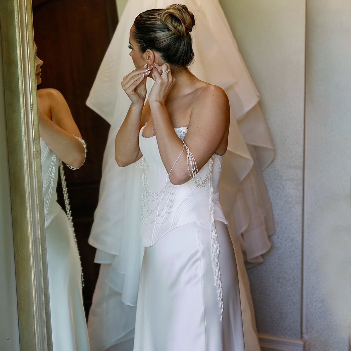 コルセット骨太トップパールチェーンオフショルダースリーブブライダルドレスコラムサテンスカートグロメット閉鎖カスタマイズされたウェディングドレス