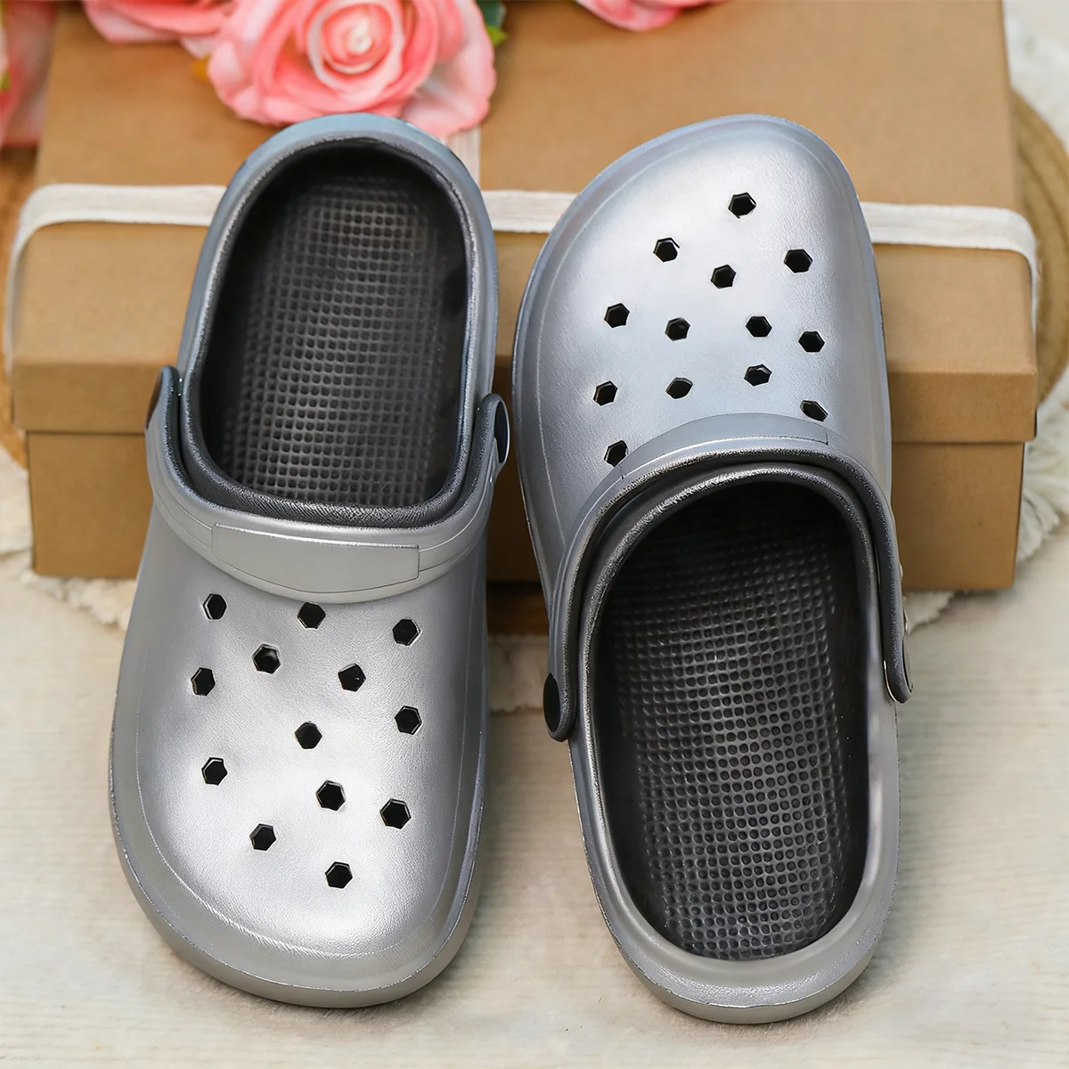 Goldene Casual Clogs und Pantoletten, Leichte EVA-Gartenschuhe, Rutschfeste Sandalen, Atmungsaktive Slip-On Schuhe für Drinnen und Draußen 666 – Detail 14