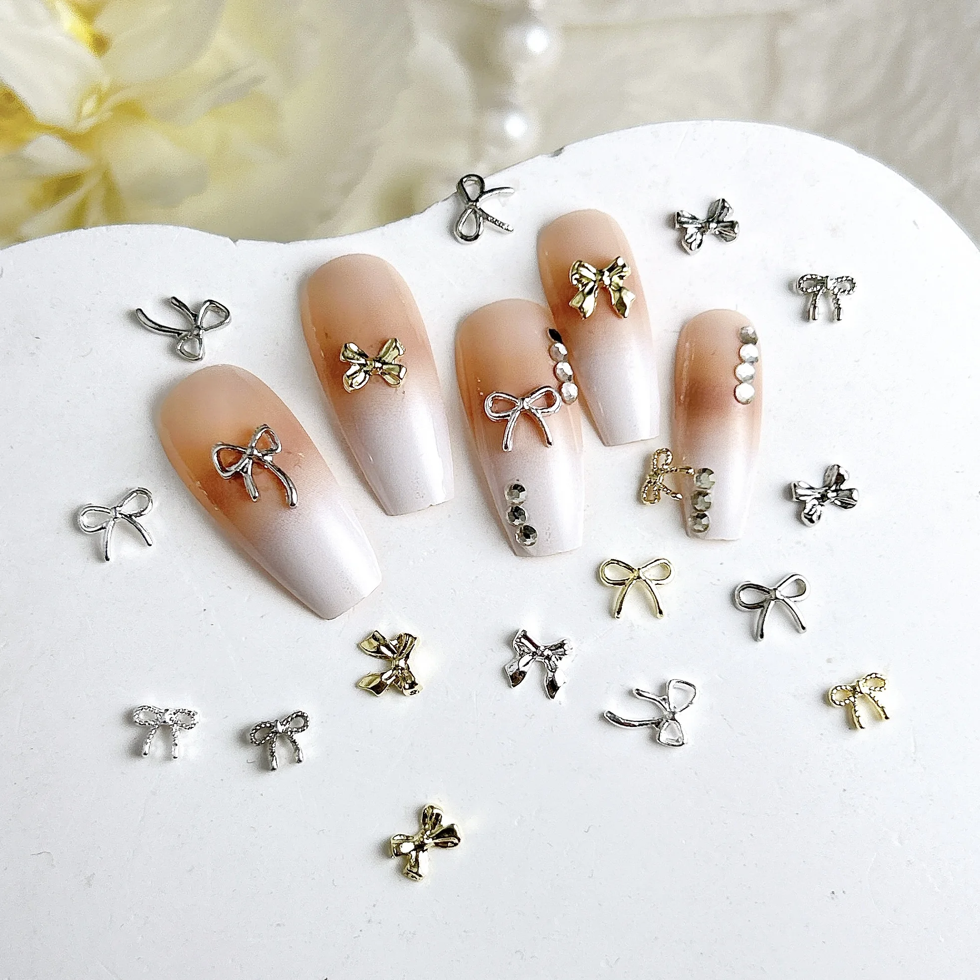 

30 шт., несколько стилей, мини-банты из сплава, галстуки, подвески для ногтей, классические золотые, серебряные украшения с бантом для дизайна ногтей для французских ногтей своими руками