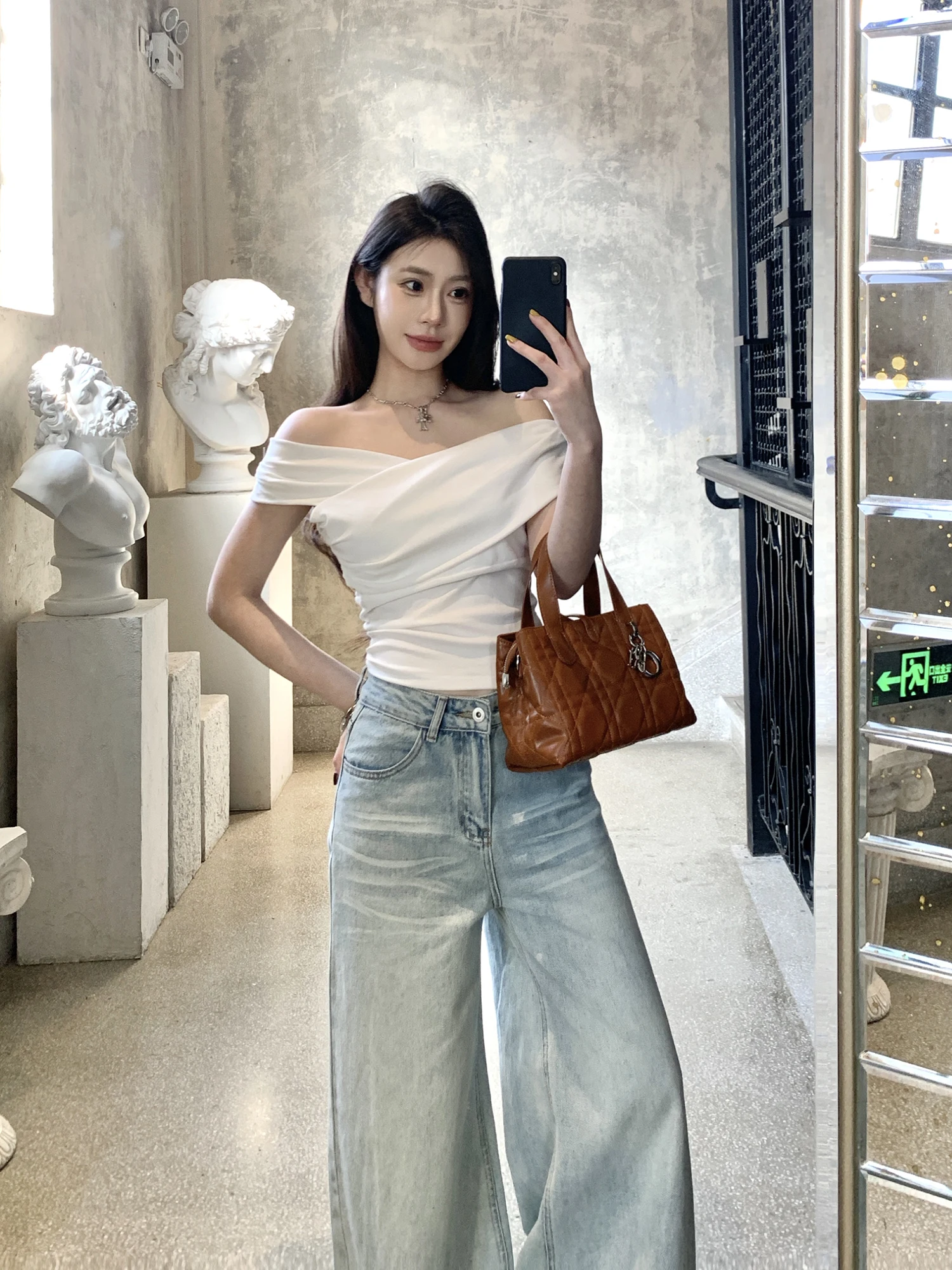

Женская футболка с коротким рукавом Slim Fit, летний повседневный стиль, топ на одно плечо, универсальный серый цвет, модный и стильный.
