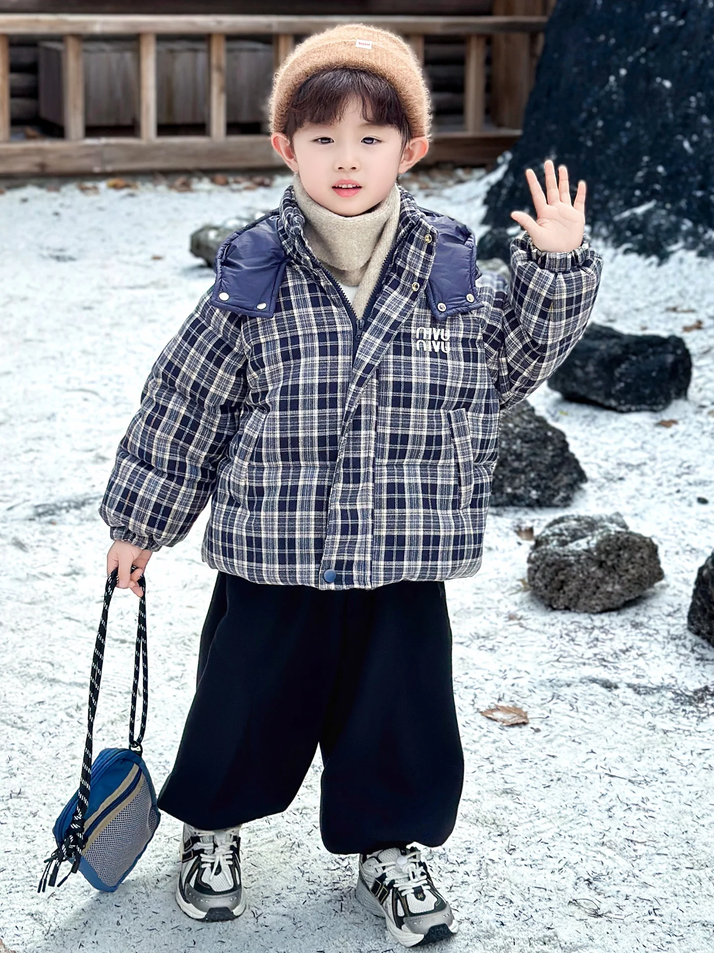 

Утепленная флисовая детская куртка для мальчиков, зимняя хлопковая одежда, новинка 2025 года, корейский стиль, для малышей, в клетку