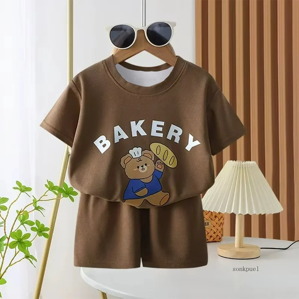

«Невероятный детский наряд Bear Bakery — лето 2025 года с цветными блоками! Идеально подходит для баскетшопных приключений!