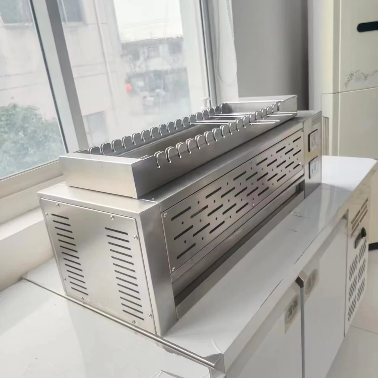 Factory Direct Wholesale 13-Skewer Tabletop Barbecue Grill Commercial Tabletop Meat Roaster Automatic Rotating Barbecue Machine