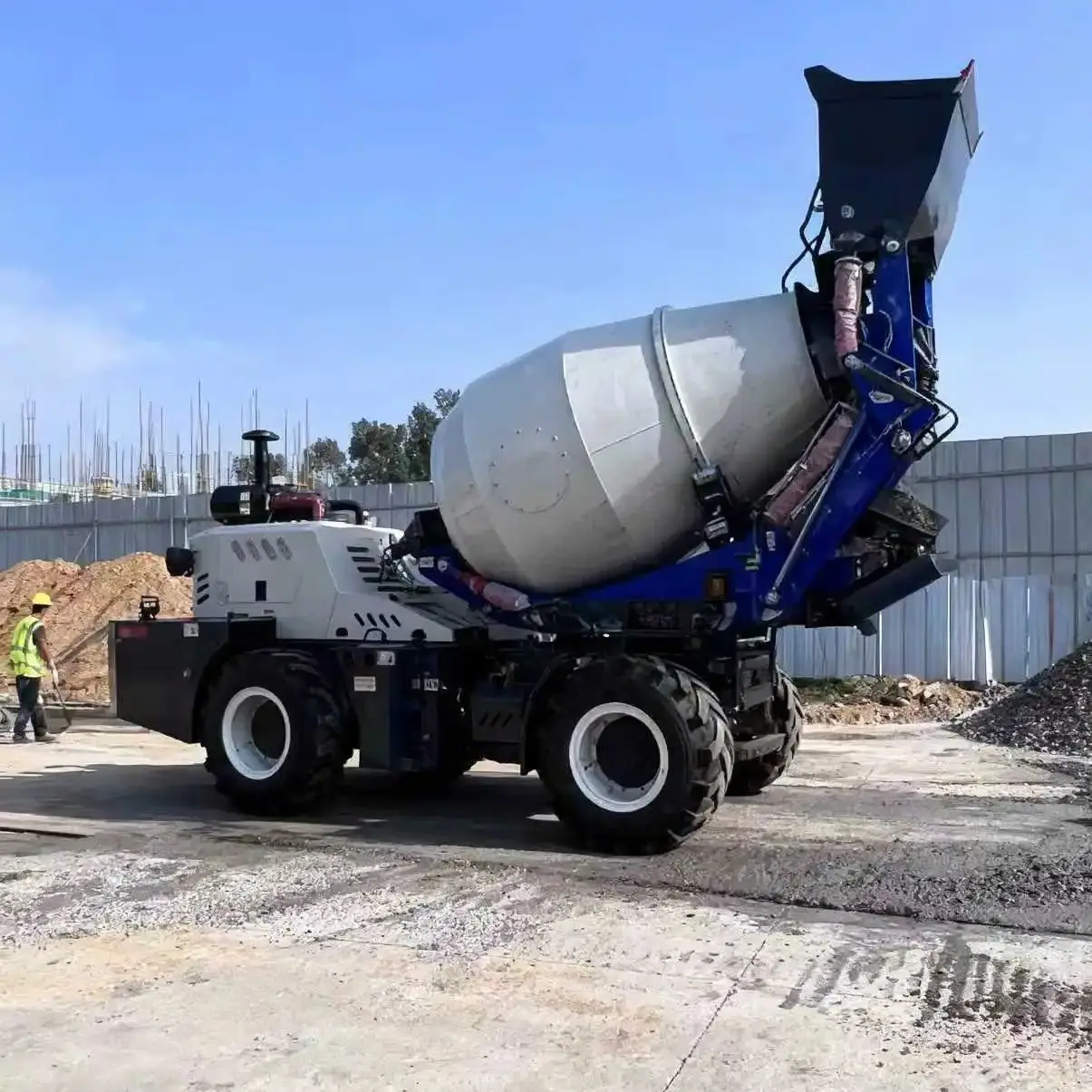

Newly designed self loading mobile concrete mixer truck/truck concrete mixer with loader on sale
