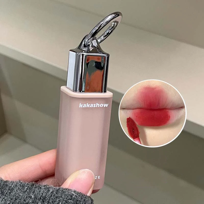 カカショウ エアミスト カラーリップグロスは繊細で、潤いを与え、乾燥することなく長持ちします。 リップグロス