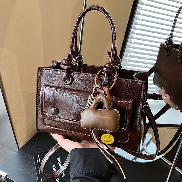 

Ретро однотонная сумка на пуговицах, женская кожаная текстура, большая вместительная сумка на плечо, женская повседневная простая роскошная сумка через плечо, новинка