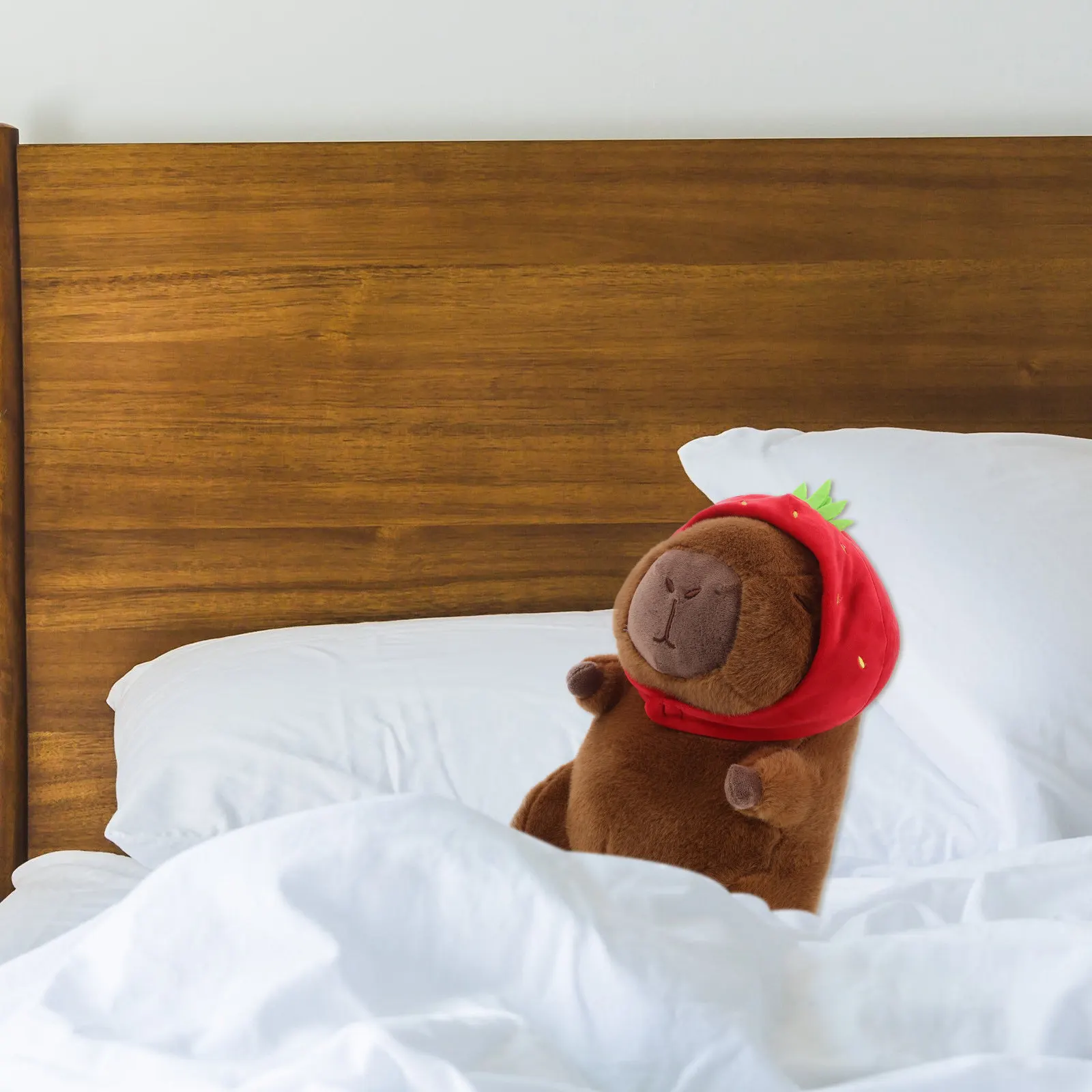 

Милая плюшевая игрушка Капибара с очаровательной шляпкой-клубничкой, мягкая обнимашка для декора детской комнаты, подарок на день рождения, кавайный сувенир