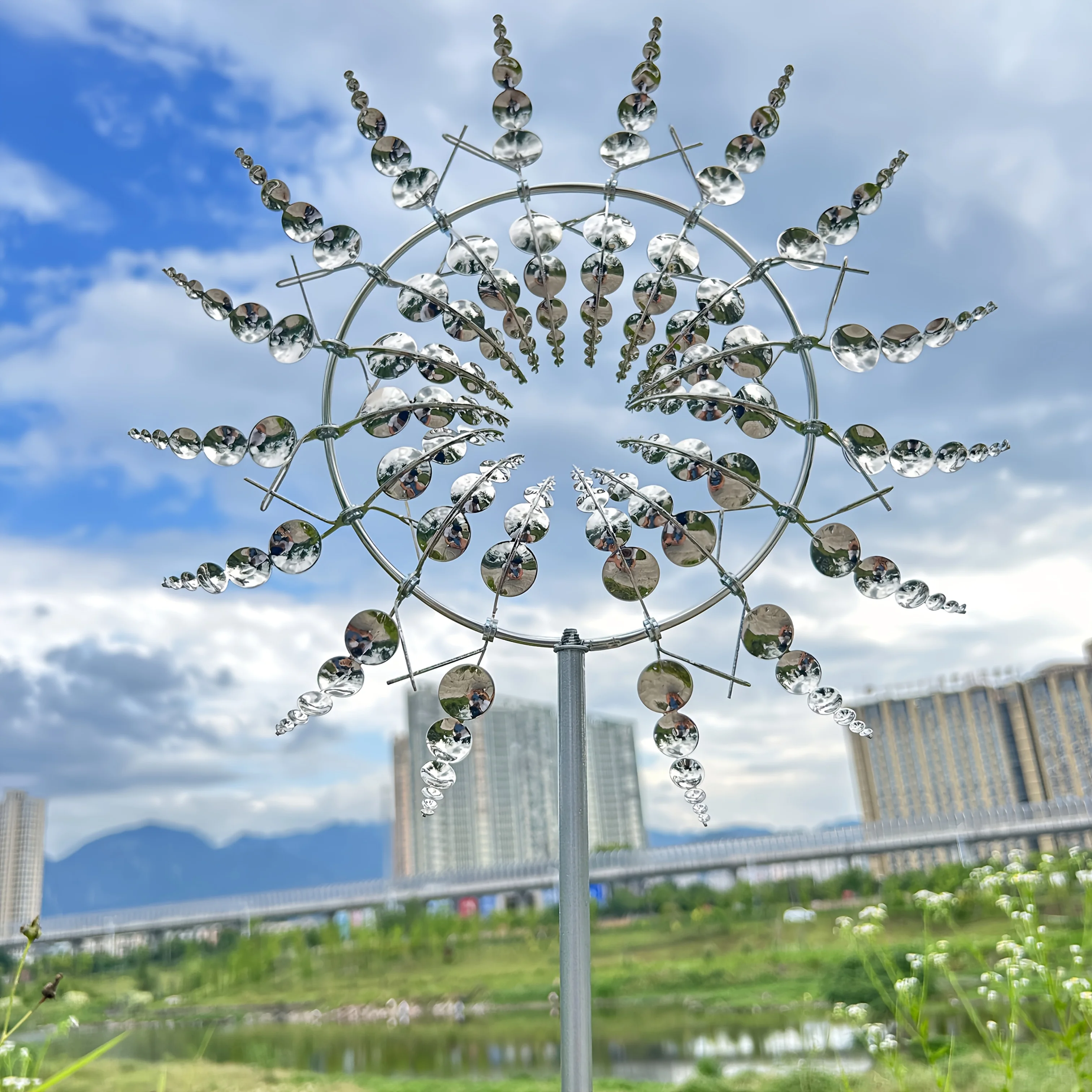1 Piece of Metal Powered Windmill - Outdoor Garden Decoration, No Battery Required, Creative Lawn Art Rotator