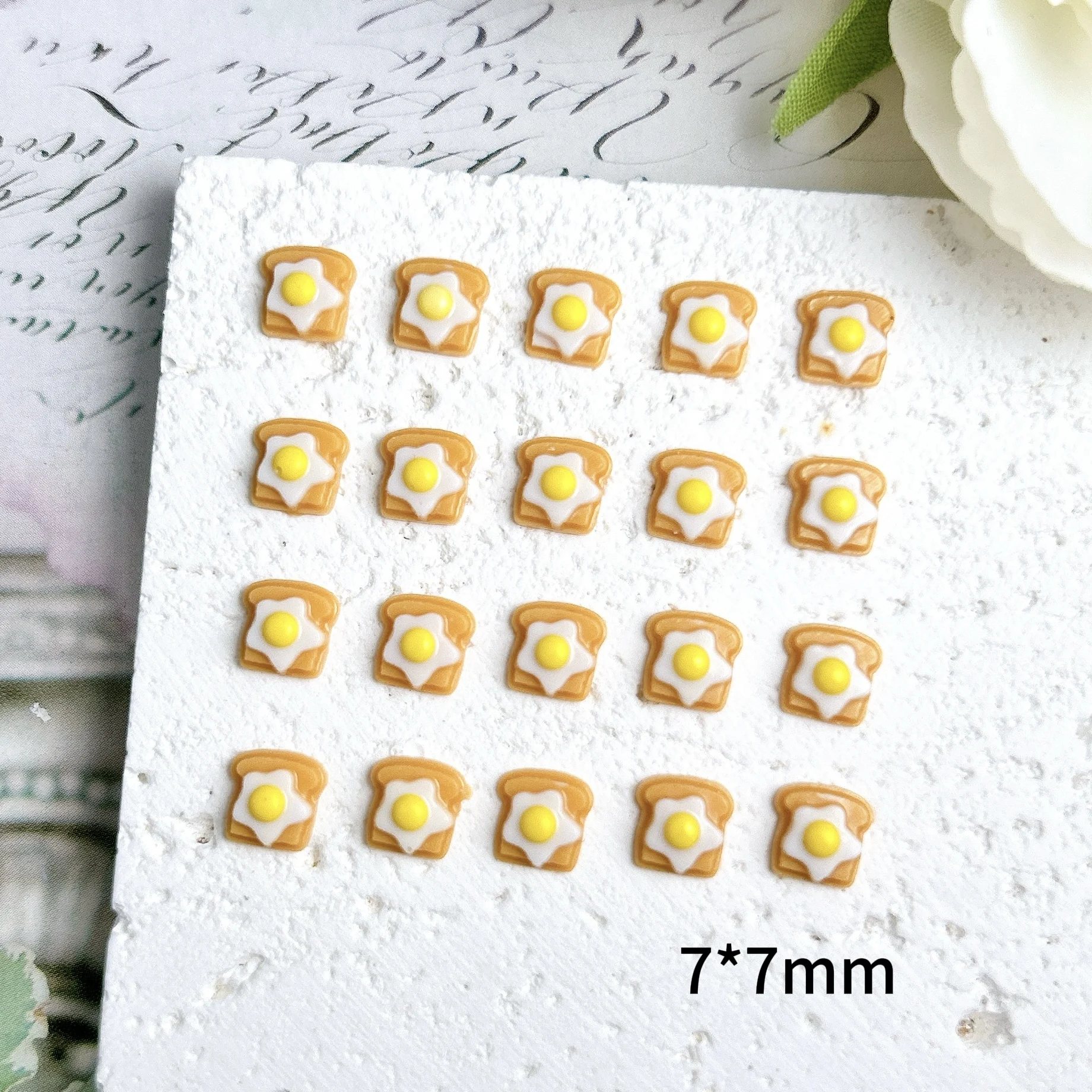 30個入り 3D 革新的で可愛いパン型レジンネイルチャーム、創造的な発光シミュレート目玉焼きトーストネイルアートデコレーション、DIYネイル用