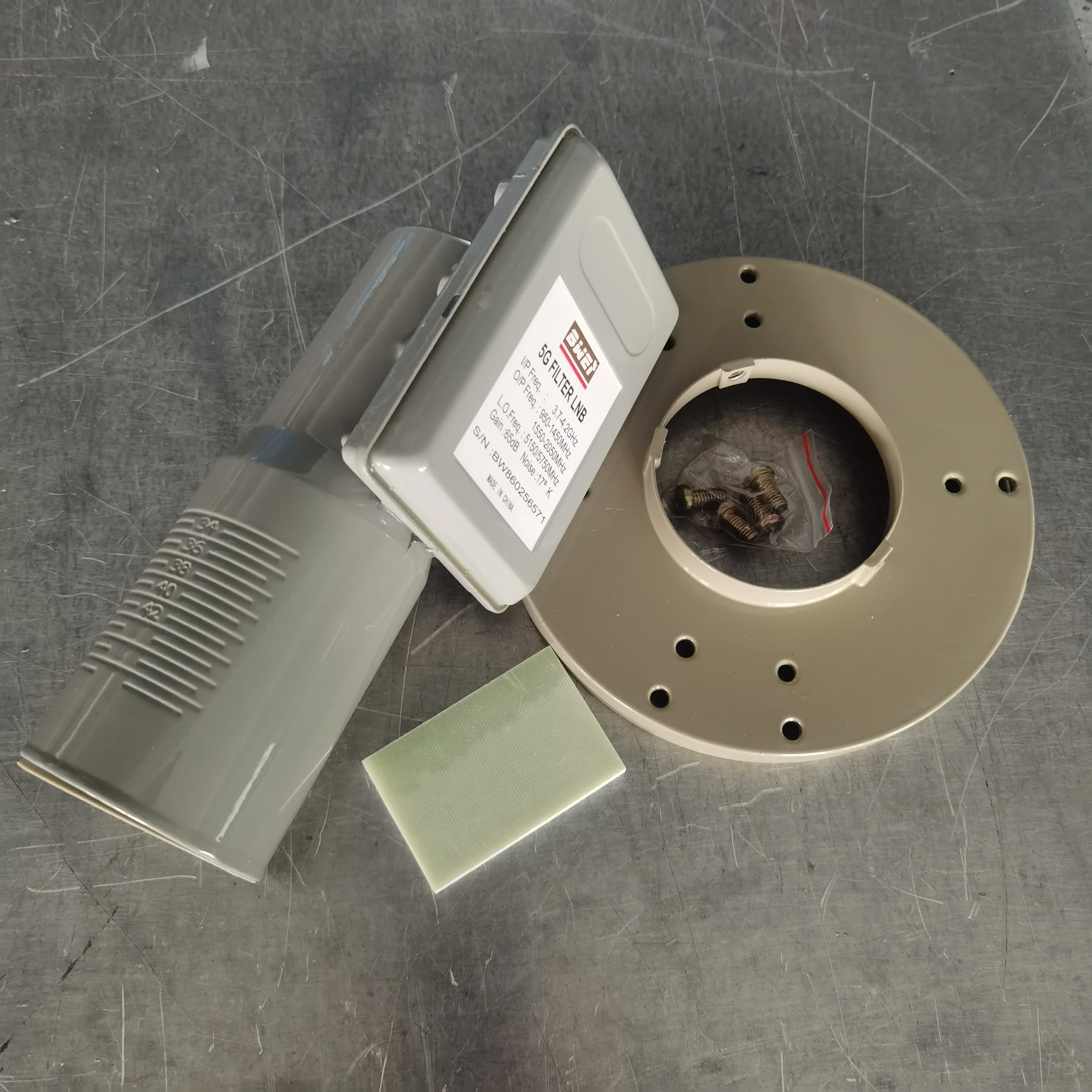 Circular Polarization Signal Reception Satellite LNB Dielectric Plate Satellite Receiver