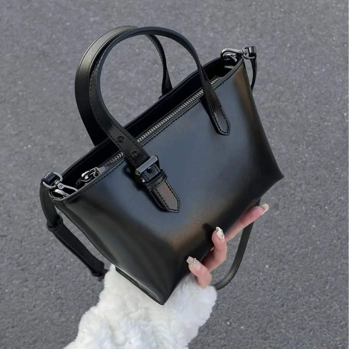 Black Women\'s Bag 2024 New Tote Bag Advanced Texture Niche This Year Popular Shoulder Crossbody Bag