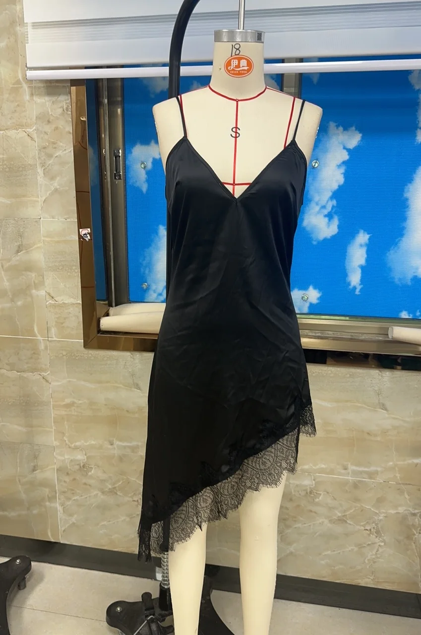 女性のレースパッチワークドレスファッショナブルなソリッドカラーのVネックノースリーブスパゲッティストラップキャミドレス