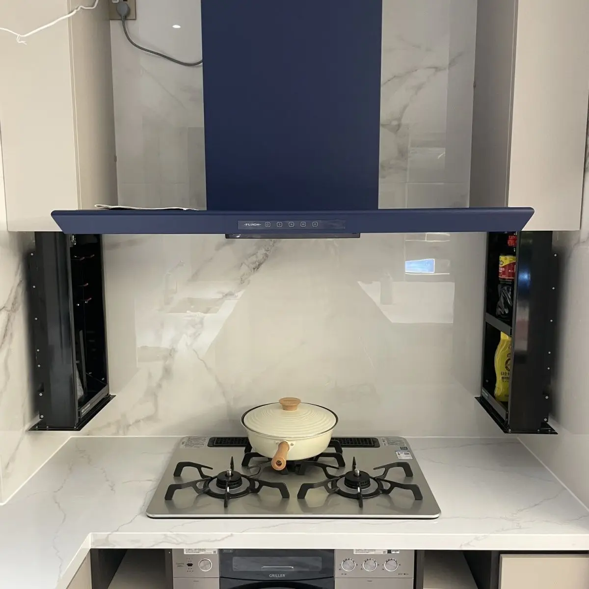 رف رفع ذكي حساس للمس على جانب خزانة المطبخ المعلقة