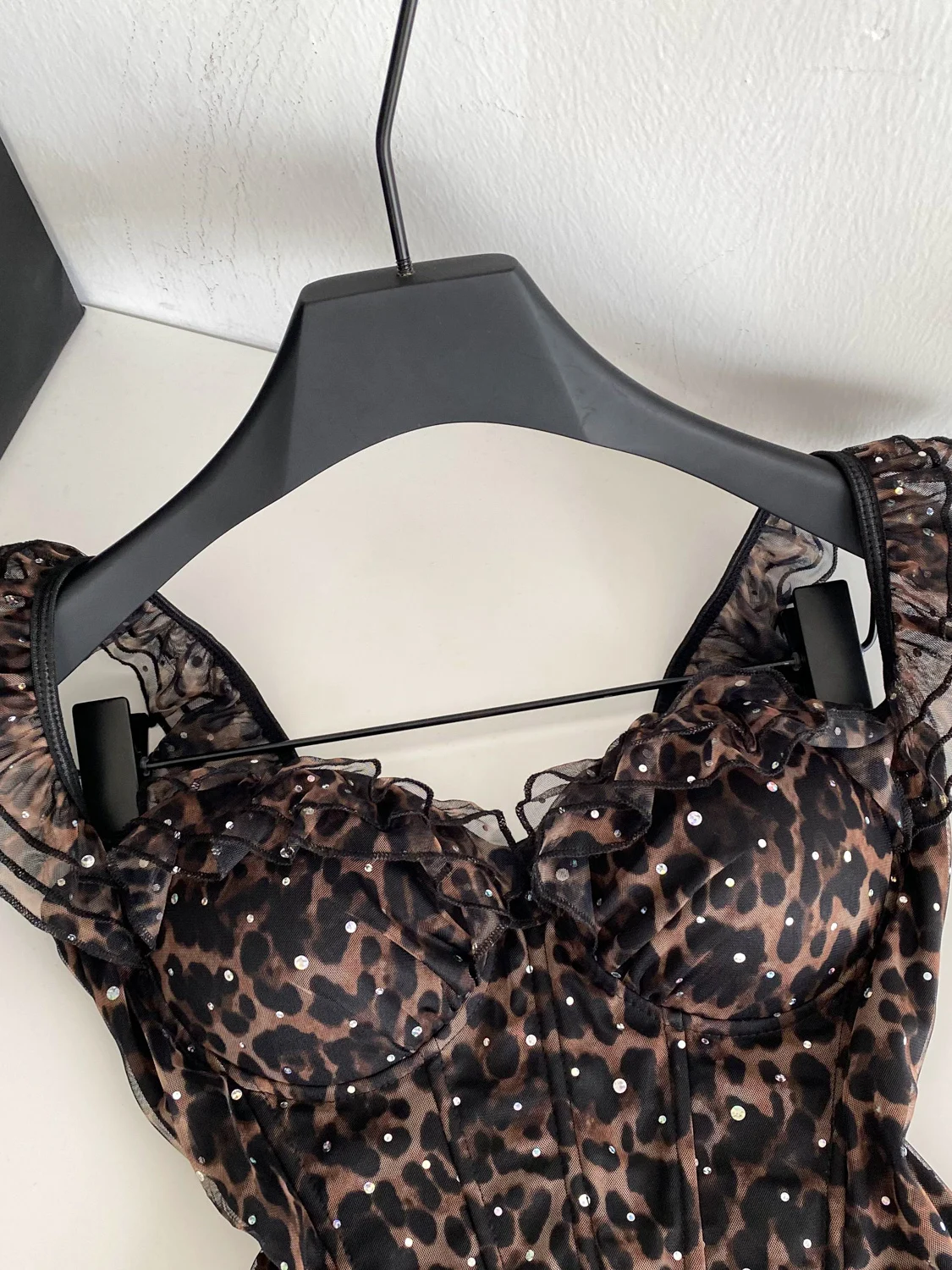 Haut imprimé léopard à embellissement lourd pour femme, coupe cintrée, paillettes brillantes, sangle Ba, débardeur cintré à la taille, pour l'automne