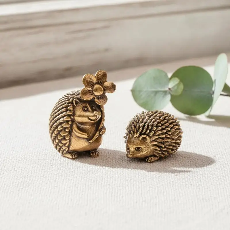 Retro Mini Brass Hedgehog Ornament Handmade Metal Animal Statue Collectible Tea Pet for Study Desk Home Decor