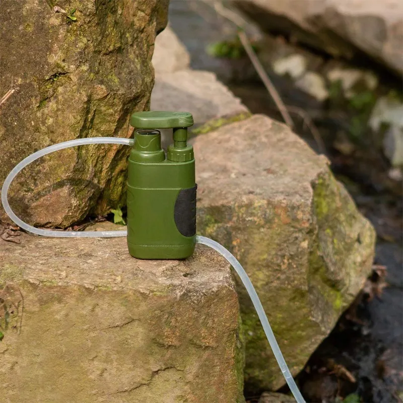 家族向け、屋外での緊急時やサバイバルに役立つ、携帯式の手動ポンプ式浄水器。キャンプ用の浄水システム、飲料水フィルター。