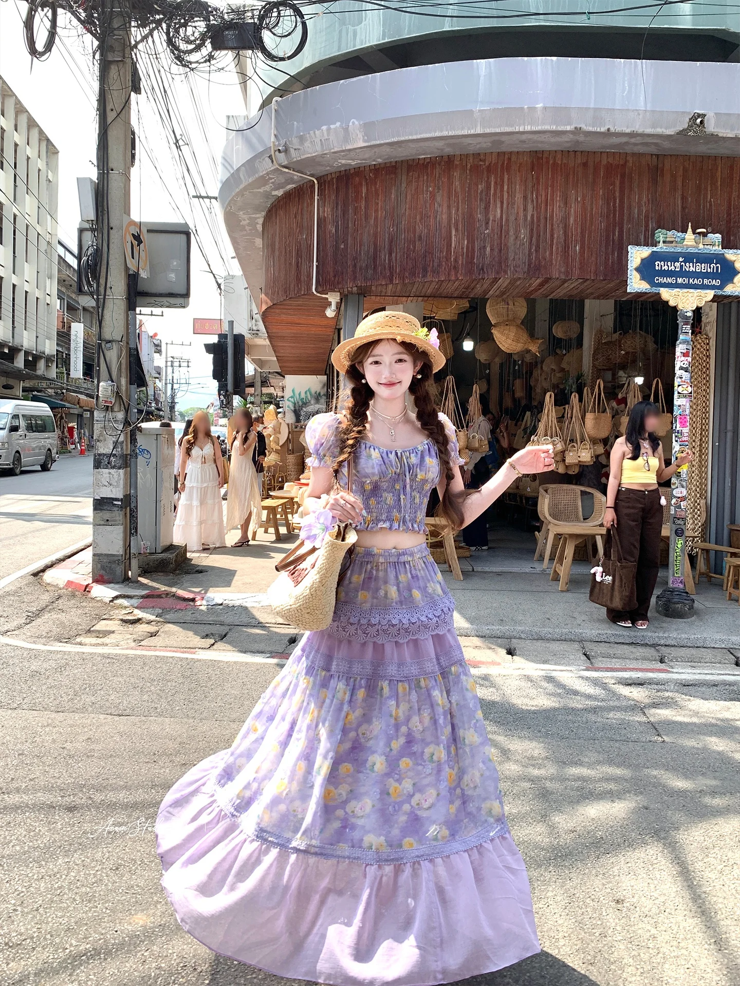 

Женский весенний модный комплект: короткая юбка А-силуэта с завышенной талией и топ с рукавами-фонариками, с принтом «Пурпурное цветочное море и залив в форме полумесяца»