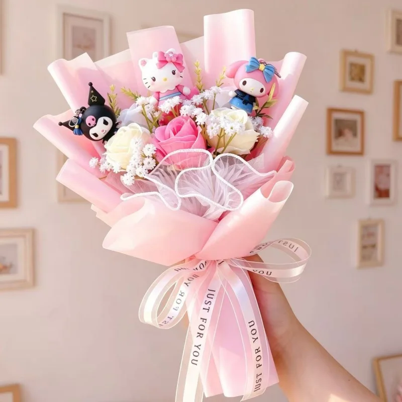 Hello Kitty Kuromi mit künstlichen Blumen, handgemachter romantischer Blumenstrauß, Geschenke für Mutter, Geburtstag, Valentinstag, Weihnachten, Abschlussfeier – Detail 6