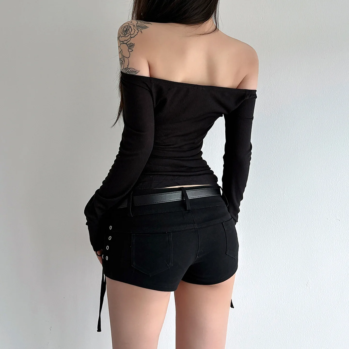 T-shirt américain à manches longues et une épaule avec chaîne à vent foncé imprimé, slim et slim avec chemise à épaules dénudées à l'intérieur.