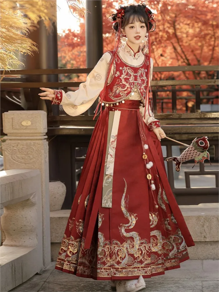 

A red gold-woven dress for toasting can be worn daily as new Chinese-style sleeved top with embroidered waistcoat