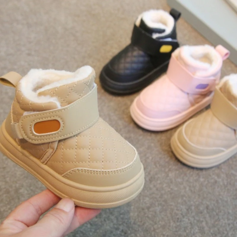 

Детские зимние ботинки для девочек, новинка 2025 года, детские плюшевые сапоги на плоской подошве, модные короткие сапоги для маленьких девочек, мужские и женские универсальные нескользящие туфли