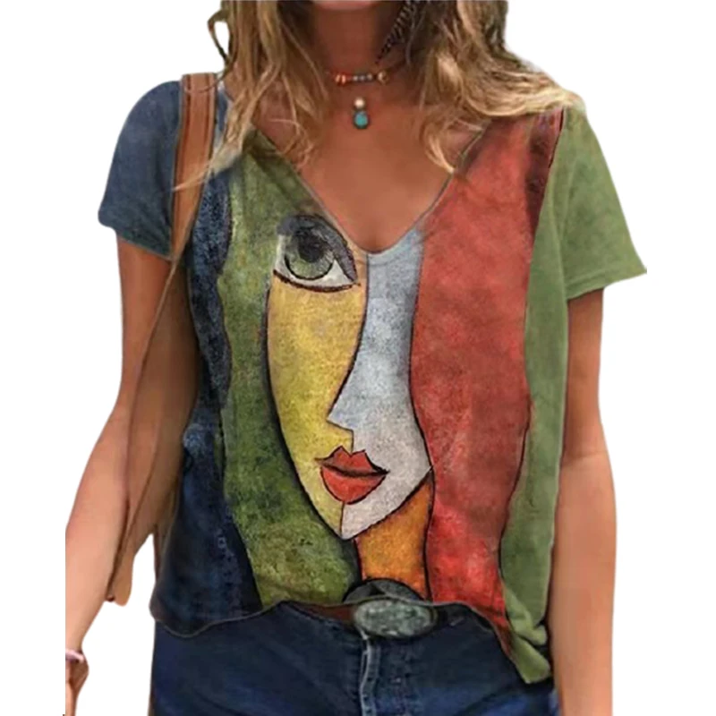 Blusa feminina com estampa artística, decote em V e mangas curtas.