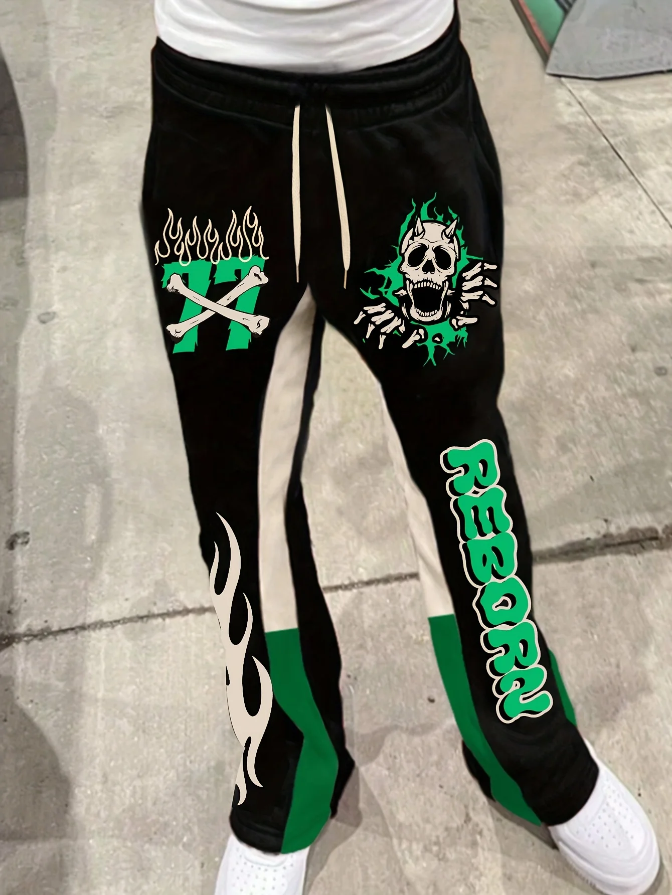 

Мужские модные длинные слегка расклешенные брюки уличной моды с ярким зеленым принтом черепа, очень привлекательные
