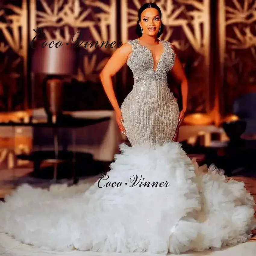 تخصيص الوهم الخلفي الفاخرة حورية البحر فستان الزفاف 2025 بلا أكمام مثير الخامس الرقبة مطرز التطريز فستان عروس السيدات W1473