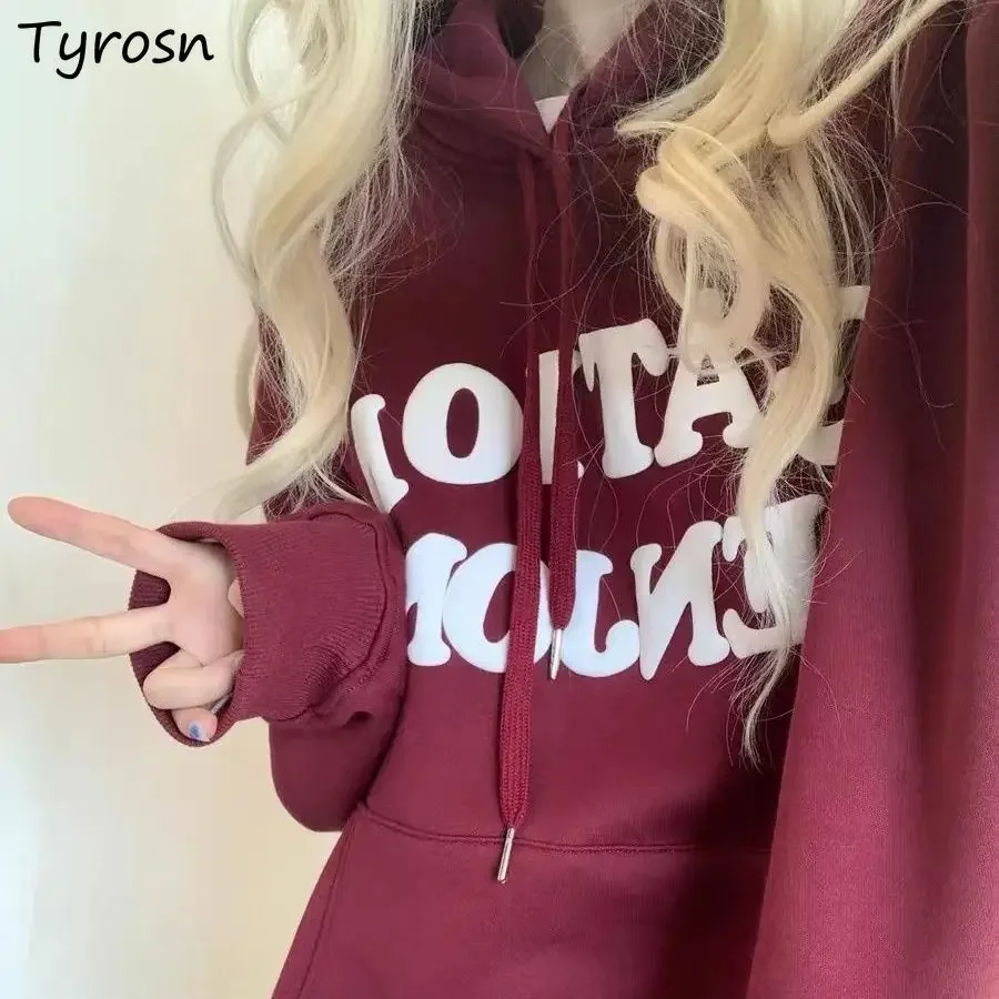 

Бордовые утепленные толстовки с капюшоном с буквенным принтом, модная уличная одежда для отдыха, винтажная студенческая одежда в консервативном стиле, свободный шик в стиле ретро