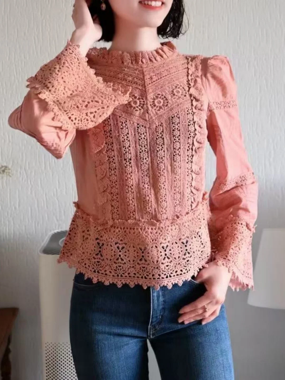 

Женская блузка Ele Sle с кружевной отделкой, воротником-стойкой, сложной отделкой, ажурными рукавами-колокол и художественным дизайном в стиле ажурной вышивки