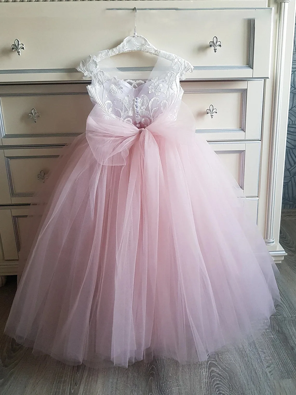 Glitter Puffy Lace Flower Girl Princess Dress With Bow Crystal Scoop Evening Prom Dress Nude Ruffles Sleeveless Girl Wear