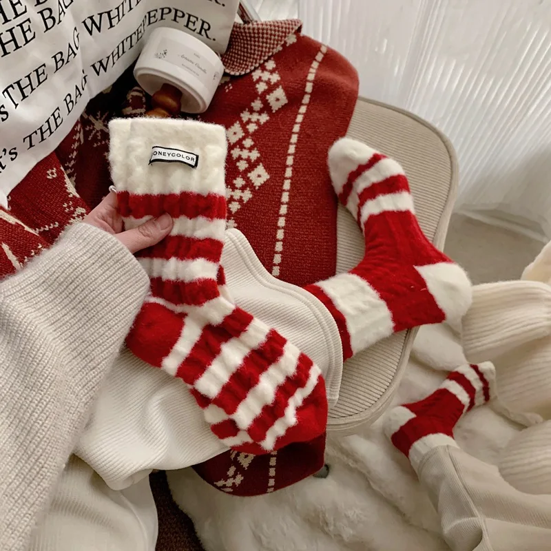 الشتاء السنة الجديدة المخملية الجوارب مع خطوط بيضاء حمراء للنساء منتصف أنبوب الجوارب الفتيات الدافئة أفخم الجوارب الحمراء هدية عيد الميلاد #1