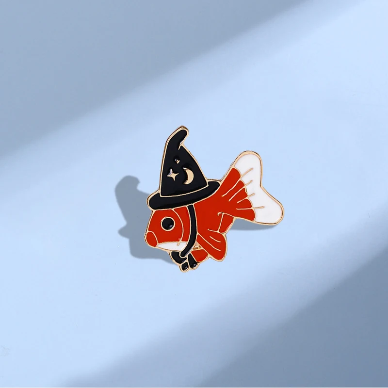 Pin kerah ikan penyihir Halloween ikan mas dengan topi penyihir bros Enamel kartun sihir Elf lencana kemeja tas perhiasan hadiah untuk anak-anak