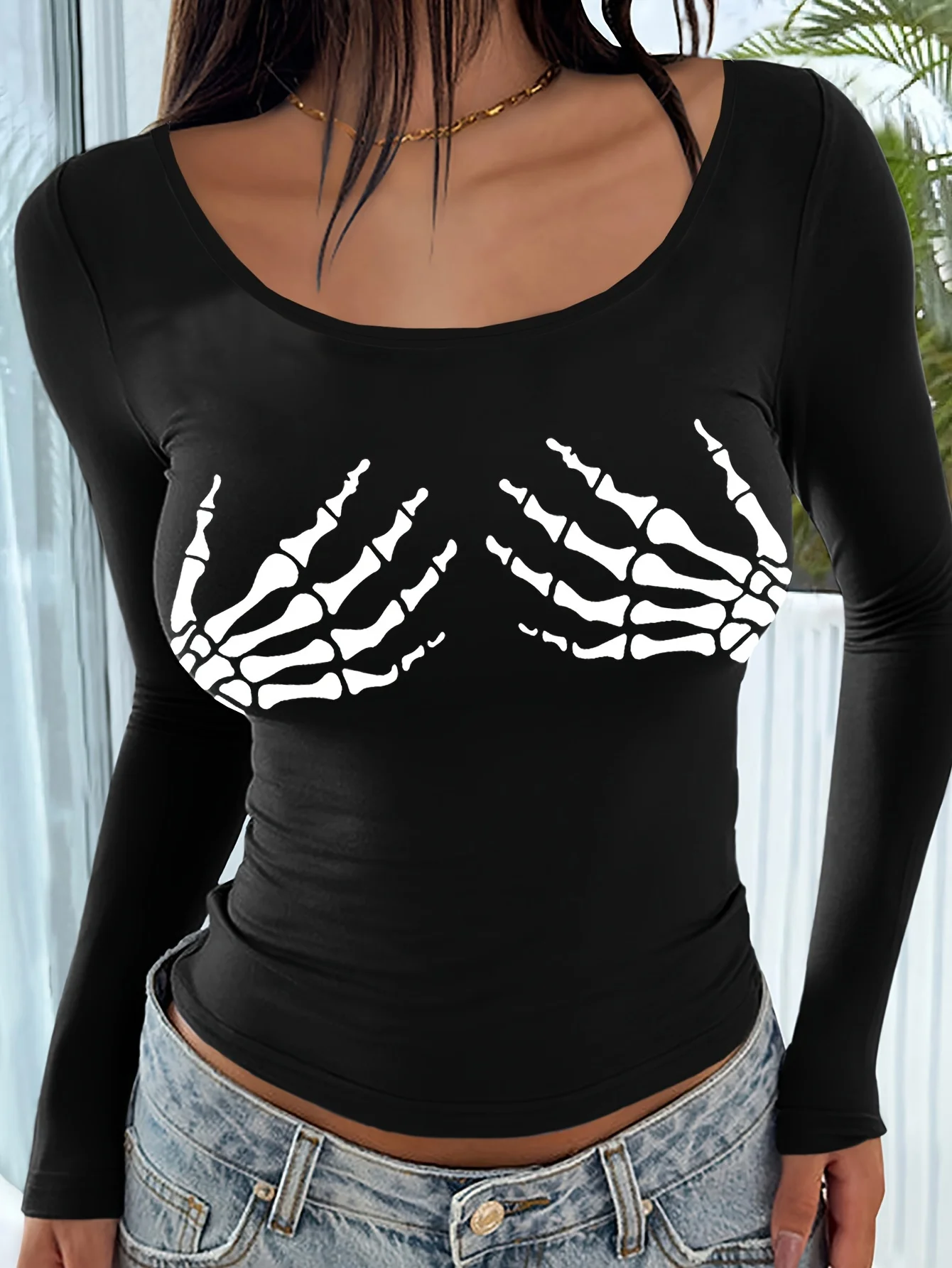 

Women's Skull Print Long Sleeve T-Shirt Elastic Fit Black Crew Neck Casual Top Comfortable to Wear Halloween Theme Casual Wear