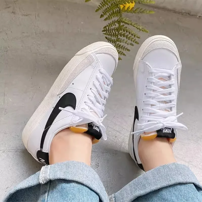 Nike sepatu wanita, sepatu wanita putih kecil, klasik W BLAZER RENDAH '77, sneaker tren tinggi, sepatu papan kasual putih