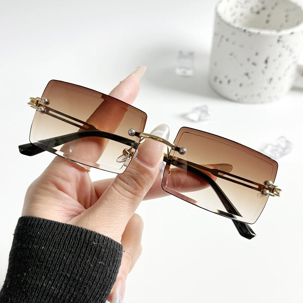 زوجان من النظارات الشمسية النسائية الجديدة بدون إطار للجنسين مقترنة بحرية بأيام الصيف الجليدية UV400