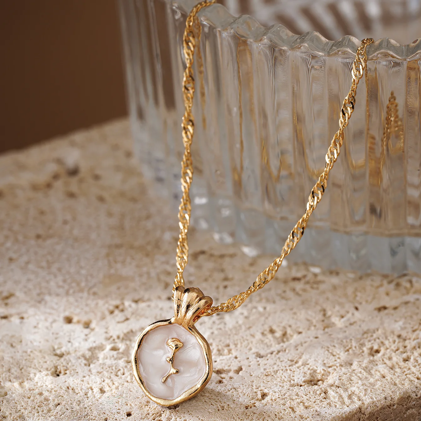 French Retro Gold Color Rose Necklace Fashion Metal Circle Pendant Clavicle Chain Necklace For Women Elegant Jewelry image 4
