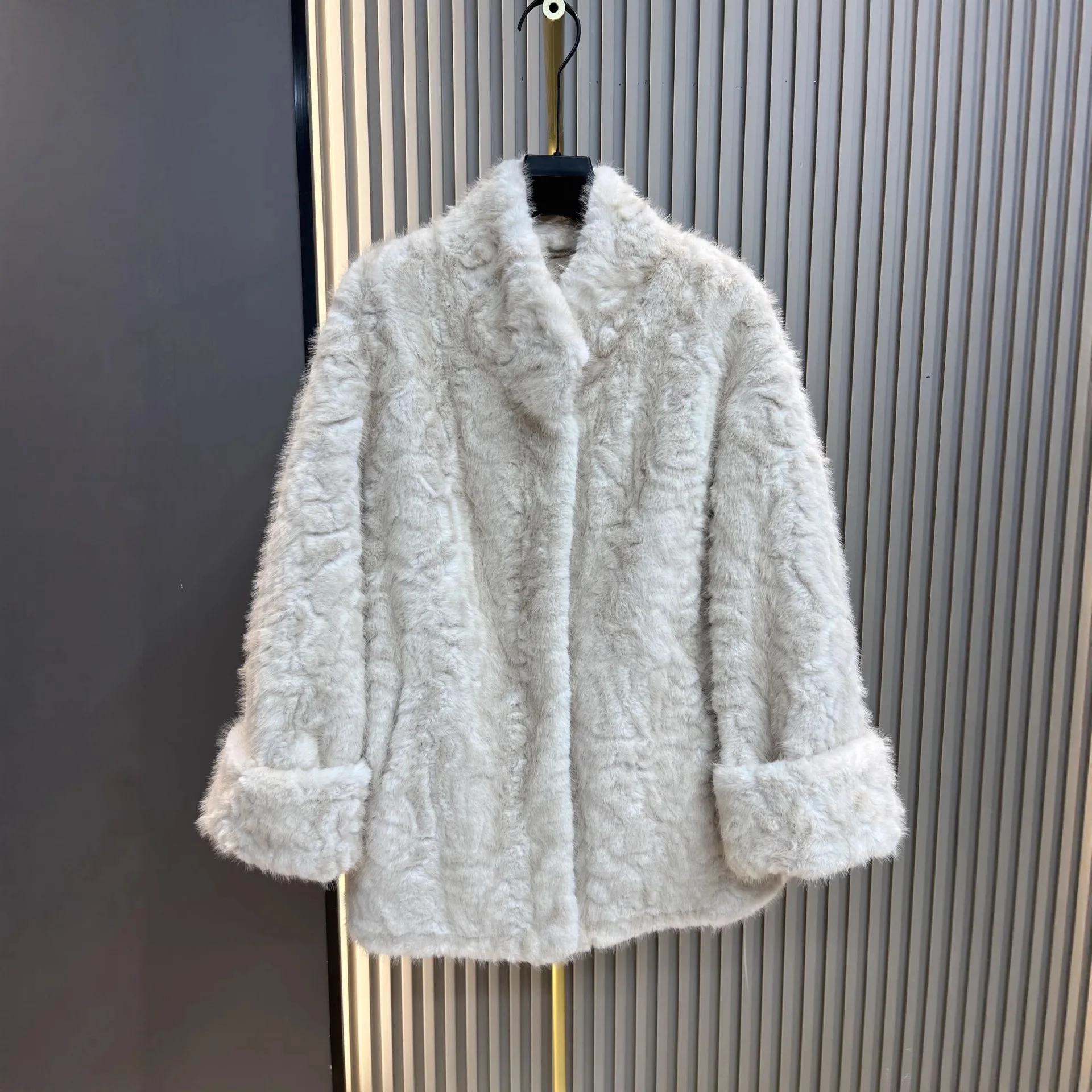 معطف متوسط الطول من فرو المنك المقلد للنساء شتاء جديد بياقة واقفة معطف فرو متكامل على الطراز الكوري فضفاض من الفرو الصناعي