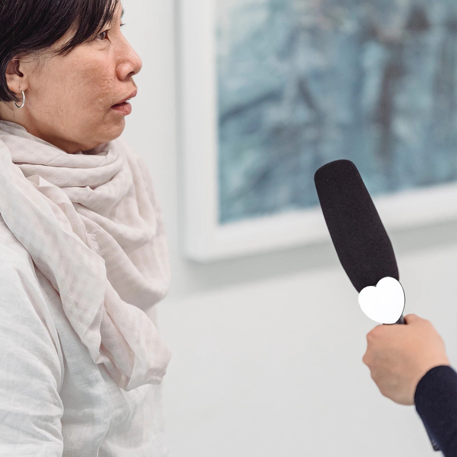 4개입 하트 모양 마이크 홀더 클립 접착식 재사용 가능 ABS 마이크 클립 충격 방지 무선 마이크 지지대