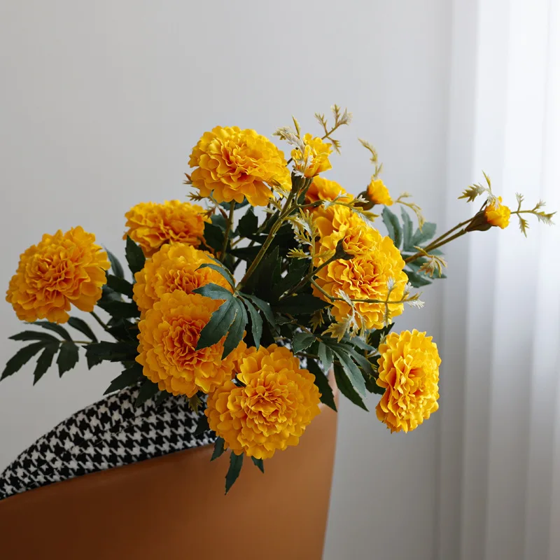 Crisantemo de caléndulas grandes con hojas, flores artificiales blancas de seda, decoración de mesa para habitación, flor falsa decorativa para boda