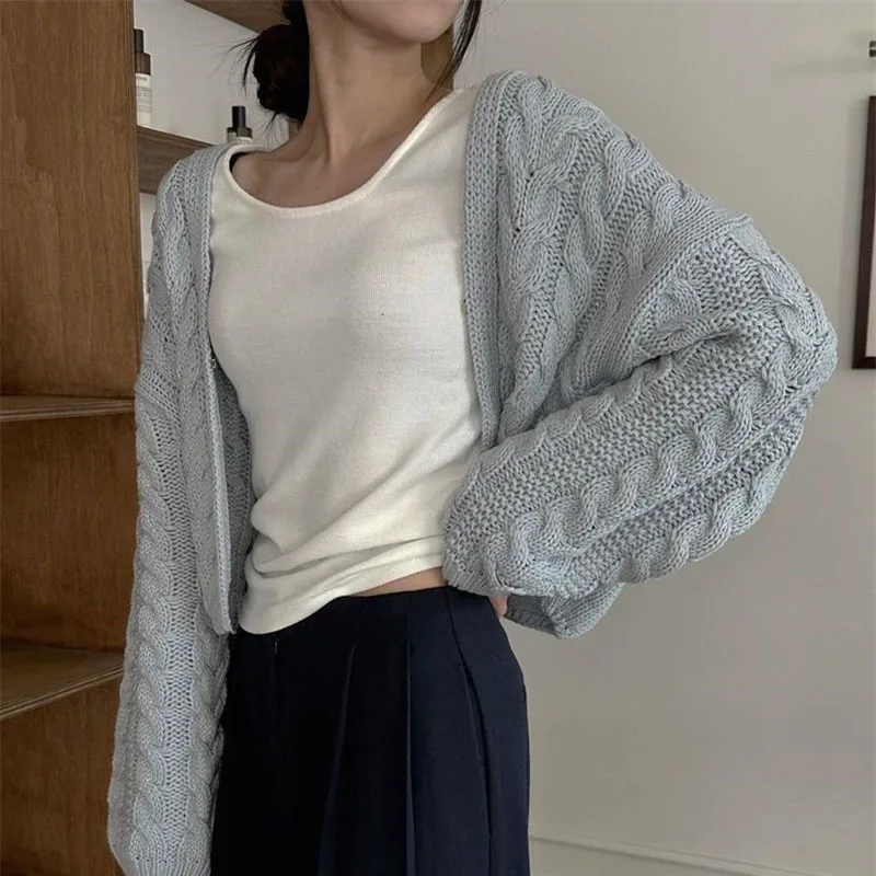 

Autumn niche V-neck twist pattern design women's sweater, loose casual long-sleeved blue short knitted cardigan