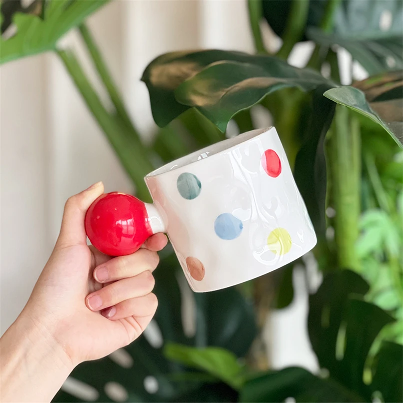 كوب الماء السيراميك مع مقبض كروية ، الشمال تصميم دوت القدح ، Ins رسمت باليد لون الصقيل ، مكتب المنزلية ، تصميم المتخصصة