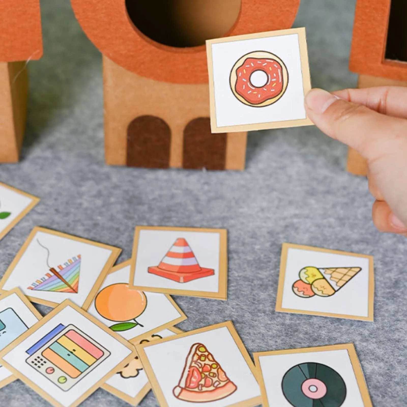 gioco-educativo-per-l’apprendimento-delle-forme-con-un-set-di-forme-a-tema-mostro-e-relative-carte-da-abbinare-completo-di-scatola-per-riporlo-e-con-bordi-non-appuntiti