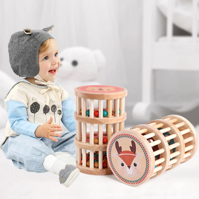 Baby exercises finger grasping ability, sensory integration training, auditory learning, crawling, visual tracking